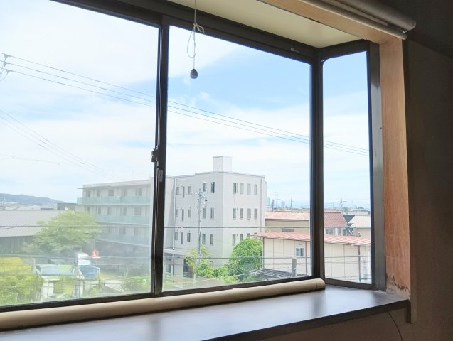 売中古戸建　静岡市清水区梅ケ谷の洋室|陽光が差し込む明るい居室。3階ならではの開放感と眺望を楽しみながら、ゆったりとした時間を過ごせます。