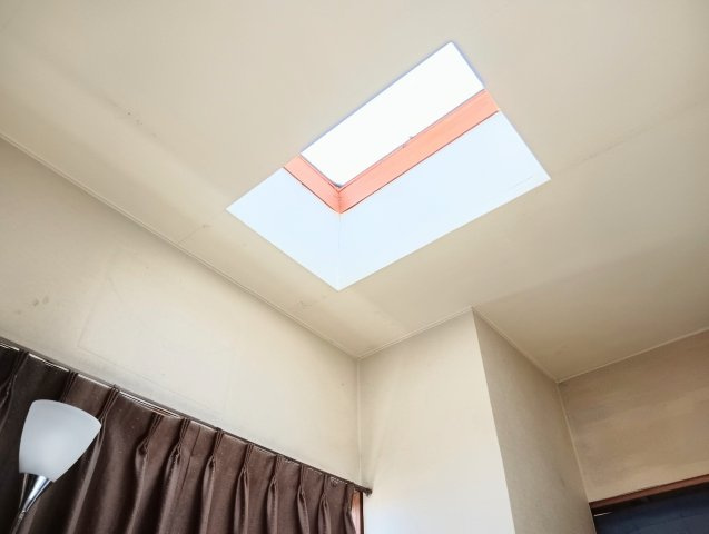 売中古戸建　静岡市清水区梅ケ谷の洋室|天窓から降り注ぐ自然光が、住まい全体に明るさと開放感をもたらします。