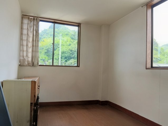 売中古戸建　静岡市清水区梅ケ谷の洋室|窓の外に広がる緑が心を癒してくれる居室。二面採光により明るく風通しも良好で、快適なプライベート空間に