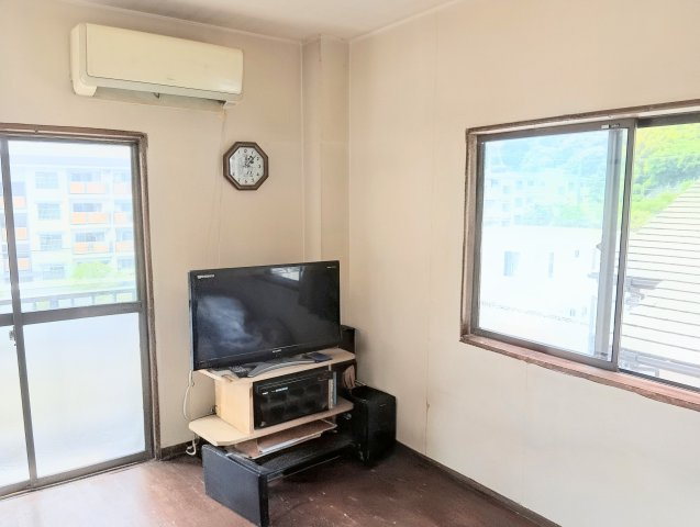 売中古戸建　静岡市清水区梅ケ谷の洋室|窓からたっぷりの陽光が差し込む開放的な洋室。バルコニーに面した設計で風通しも良く快適な空間です。
