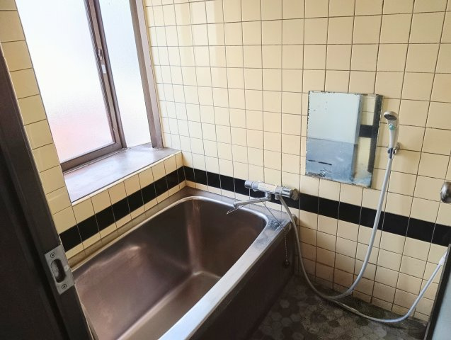 売中古戸建　静岡市清水区梅ケ谷の浴室|浴室に窓があるので湿気がこもらず、いつでもよい空気に入れ替えることができます。