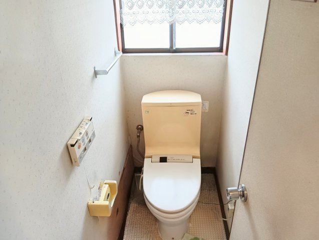 売中古戸建　静岡市清水区梅ケ谷のトイレ|2階のトイレ。陽の光がたっぷりはいるので開放感を感じられ、気持ちよくお使いいただけます。