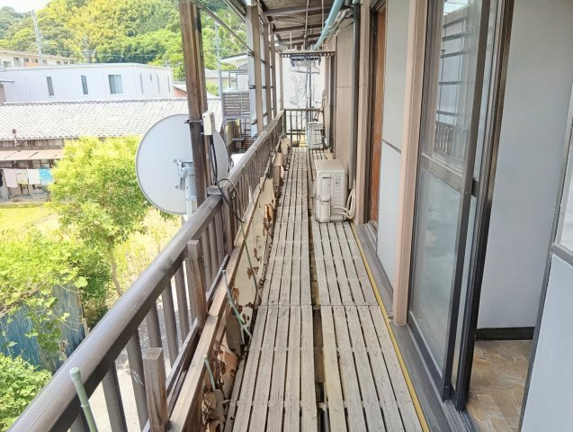 売中古戸建　静岡市清水区梅ケ谷のバルコニー|複数の居室に面した広々2階バルコニー。洗濯物や布団をたっぷり干せる実用性、開放感のある眺望も魅力です