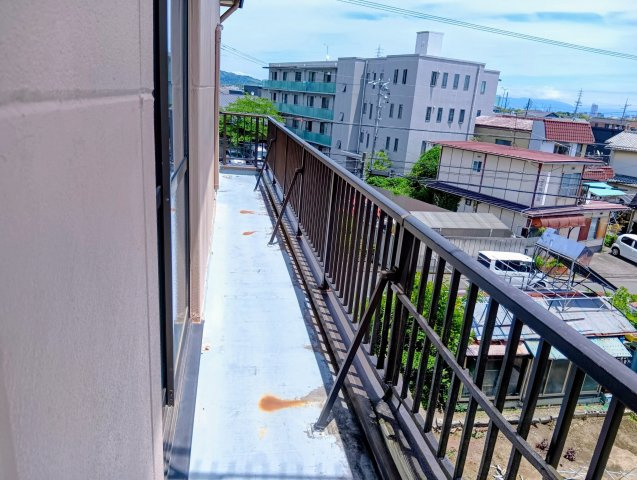 売中古戸建　静岡市清水区梅ケ谷のバルコニー|陽当たり・風通しに優れた3階ロングバルコニー。空が広く感じられる開放的な景色を楽しむことができます。