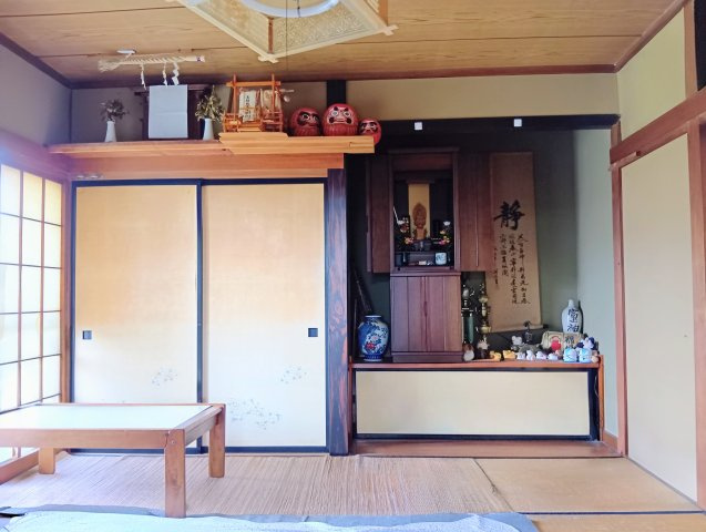 売中古戸建　静岡市清水区梅ケ谷の和室|木の温もりを感じる落ち着いた和室。掛け軸や季節の飾りを楽しめる趣ある空間でゆったり過ごせます。