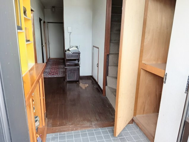 売中古戸建　静岡市清水区梅ケ谷の玄関|大型収納を備えた使い勝手の良い玄関。靴や日用品を収納でき、すっきりと落ち着いた空間に。