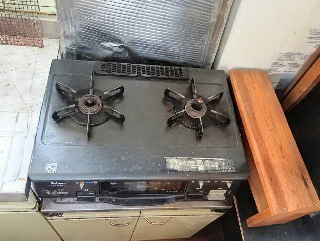 売中古戸建　静岡市清水区梅ケ谷のキッチン|同時調理が可能な2口ガスコンロを設置。使い勝手の良いキッチンで、毎日の家事を効率よくサポート。
