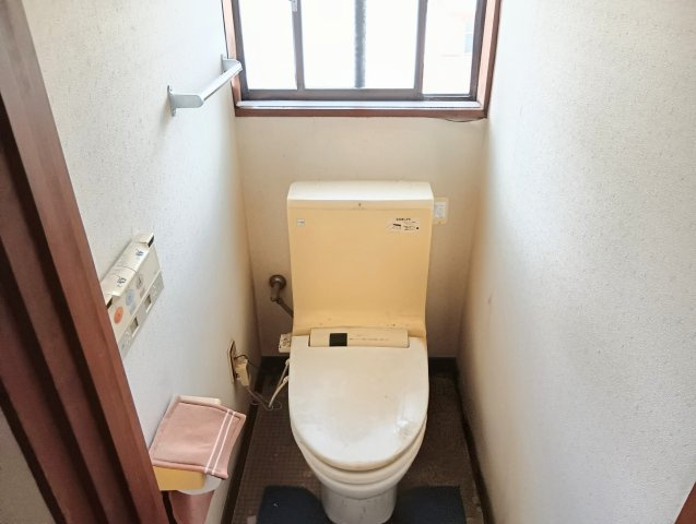 売中古戸建　静岡市清水区梅ケ谷のトイレ|潔感あふれるホワイト基調の3階トイレ空間。温水洗浄便座付きで、毎日を快適にサポートします。