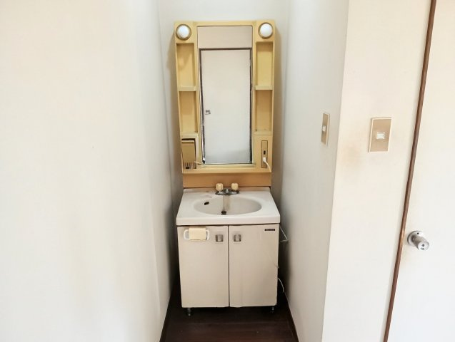 売中古戸建　静岡市清水区梅ケ谷の洗面所|コンパクトながら収納力を備えた3階洗面スペース。朝の準備や手洗いなど毎日の暮らしを便利にサポート。
