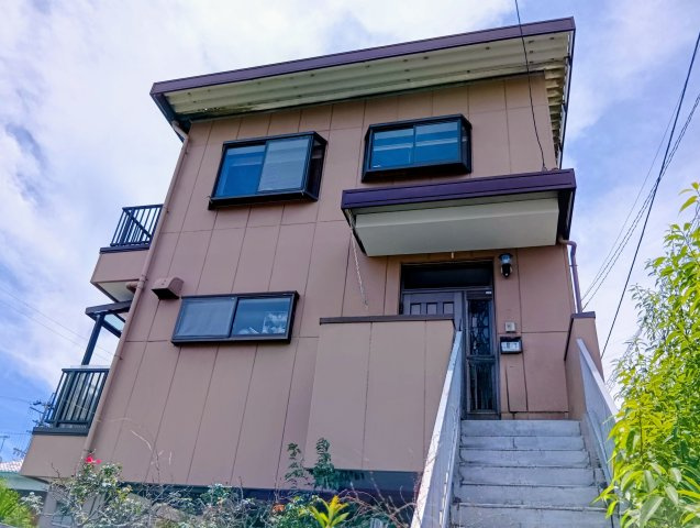 売中古戸建　静岡市清水区梅ケ谷の外観|窓がたくさんあります。季節の移ろいを室内から楽しめる物件。