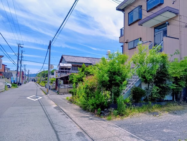 売中古戸建　静岡市清水区梅ケ谷の前面道路含む現地写真|東側は竜南街道（市道梅ケ谷1号線）に接道。見通しのよい道路で車の出し入れや通行がしやすいです。