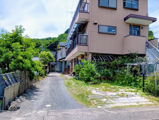 売中古戸建　静岡市清水区梅ケ谷の前面道路含む現地写真|南側は私道。緑豊かで落ち着いた住環境。陽当り良好。通風良好。