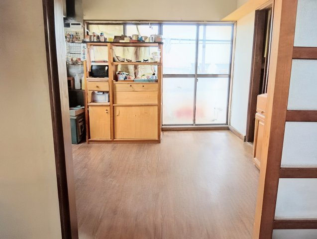 売中古戸建　静岡市清水区梅ケ谷のキッチン|キッチン横に食卓を配置しやすいレイアウト。配膳や片付けの動線が短く、家事効率が良好です。