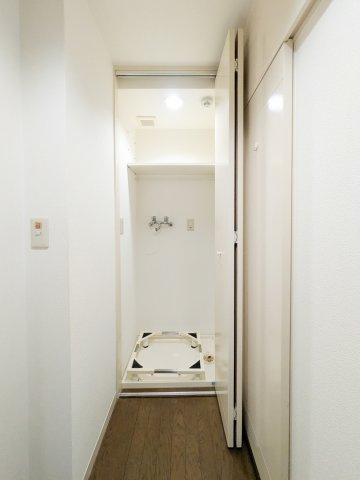 パレ武庫之荘本町のランドリースペース|洗濯機置場　扉があり便利です