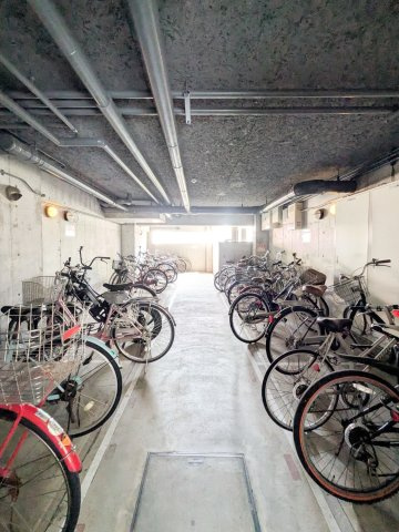 パレ武庫之荘本町の駐輪場|屋内がいいですね。