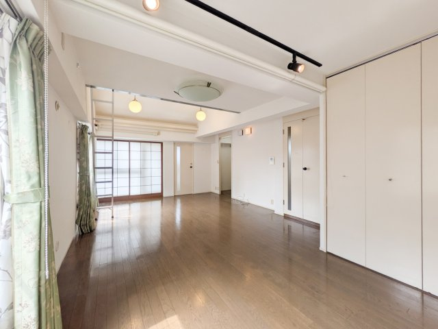 パレ武庫之荘本町の居間・リビング|約15.9帖（キッチン別）のお洒落な空間です。