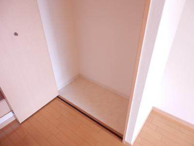 グランドパレス京都烏丸五条の内装|クローゼット下段