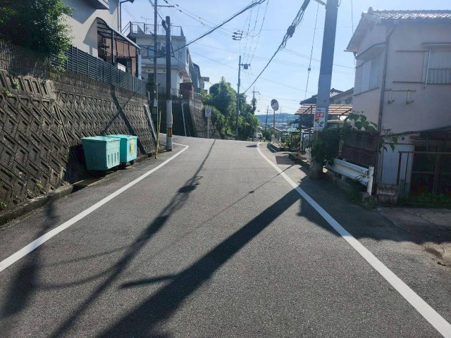 富田林市楠風台1丁目土地の前面道路含む現地写真