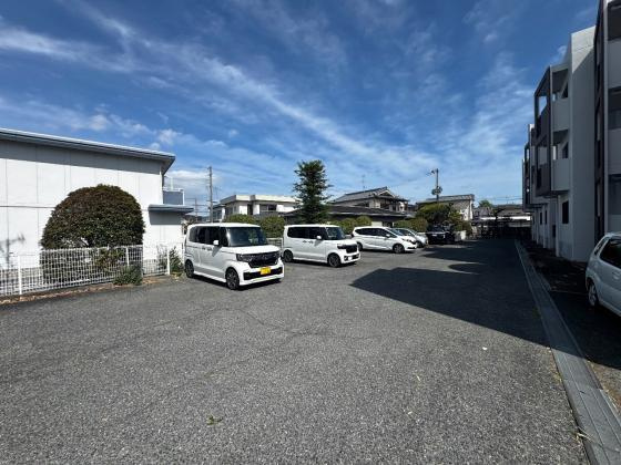 ハイムエミネンスの駐車場|車をお持ちの方に嬉しい駐車場付きの物件です