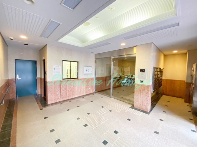 平塚市老松町の賃貸マンションのエントランス