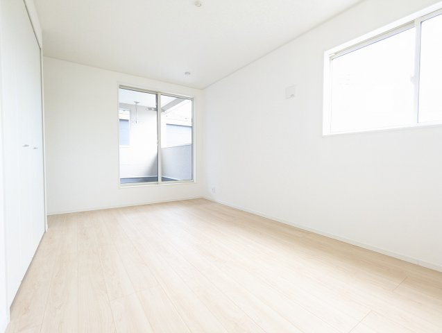 水戸市平須町　第8の洋室|洋室です。陽当たりが良くサッシにはペアーガラスを採用高い断熱性による省エネで快適な暮らしを～！