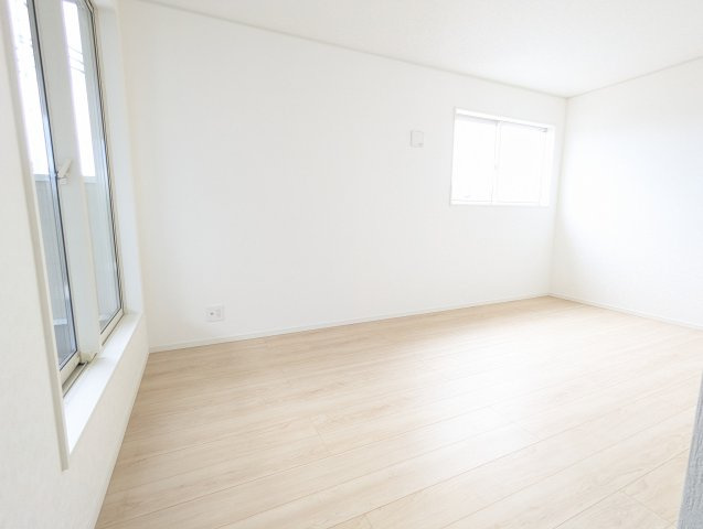 水戸市平須町　第8の洋室|バルコニーに面したお部屋は照明を点ける時間が少なくて済むので省エネに繋がります。