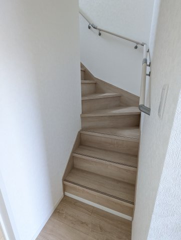 水戸市平須町　第8の内装|階段は手すり付きで小さなお子様も安心です