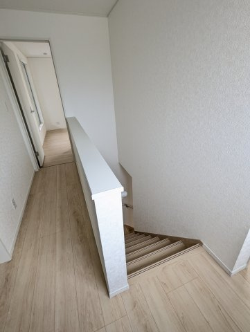 水戸市平須町　第8の内装|窓付きの階段は明るく、手すり付きで小さなお子様でも安心です