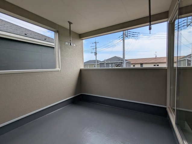 水戸市平須町　第8のバルコニー|ルーフバルコニーで家族全員の洗濯物の干せちゃいます！屋根付きで急な雨でも安心！