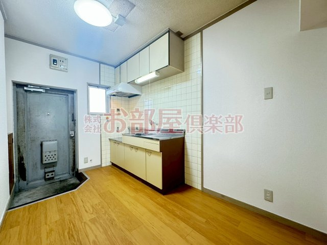 リバーサイドマンションのキッチン|コンパクトなキッチンで掃除もラクラク