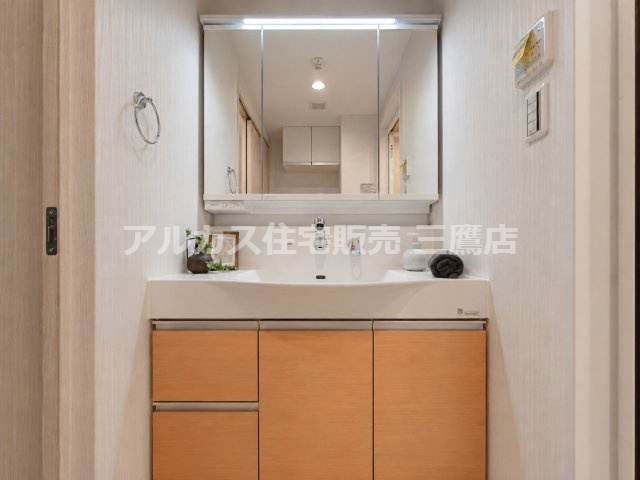 レーヴステージ府中緑町の独立洗面台|三面鏡付き洗面化粧台と下部収納を備え、身支度用品をすっきり整えやすい設計です。