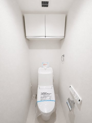 レーヴステージ府中緑町のトイレ|上部収納を備えた清潔感のあるトイレ。小物や備品をすっきりしまえます。