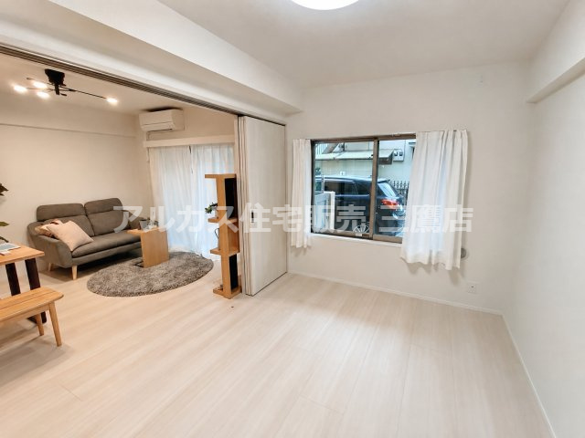 レーヴステージ府中緑町の洋室|引き戸を開けるとリビングと一体利用できる洋室。家具や調度品は販売対象外です。