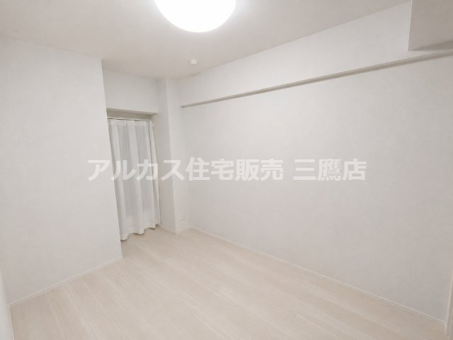 レーヴステージ府中緑町の洋室|白を基調としたすっきりとした洋室。窓を備え、落ち着いた内装に仕上がっています。