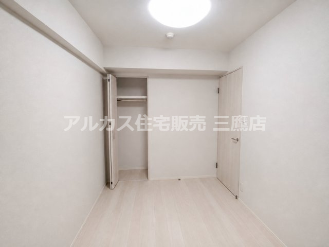 レーヴステージ府中緑町の洋室|棚とハンガーパイプを備えたクローゼット付き。衣類を分けて収納できます。