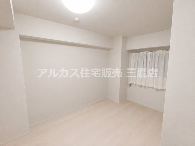レーヴステージ府中緑町の洋室|白で統一された清潔感のある洋室。窓辺まで視線が通るシンプルな空間です。
