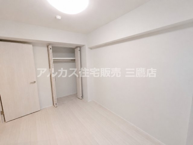 レーヴステージ府中緑町の洋室| クローゼットを備えた洋室。壁面を活かしながら家具の配置を考えやすい間取りです。