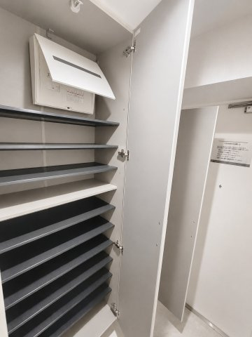 レーヴステージ府中緑町の玄関|複数段の棚を備えた玄関収納。靴を分けて整理しやすい設計です。