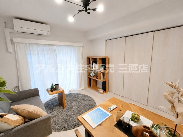 レーヴステージ府中緑町の居間・リビング|ソファやダイニング家具を配置したリビング。家具や調度品は販売対象外です。