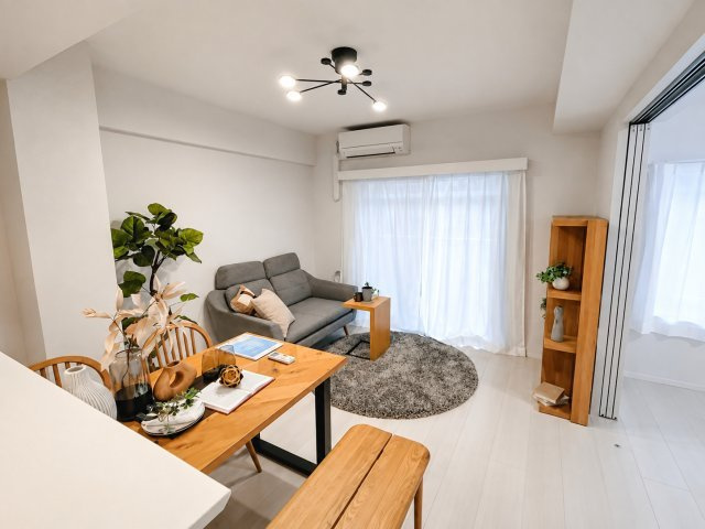 レーヴステージ府中緑町の居間・リビング|ダイニングとリビングを見渡せる室内。家具や調度品は販売対象外です。