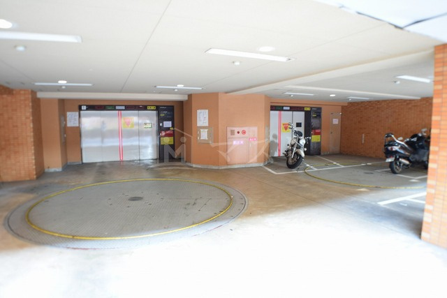 ライオンズシティ難波南の駐車場