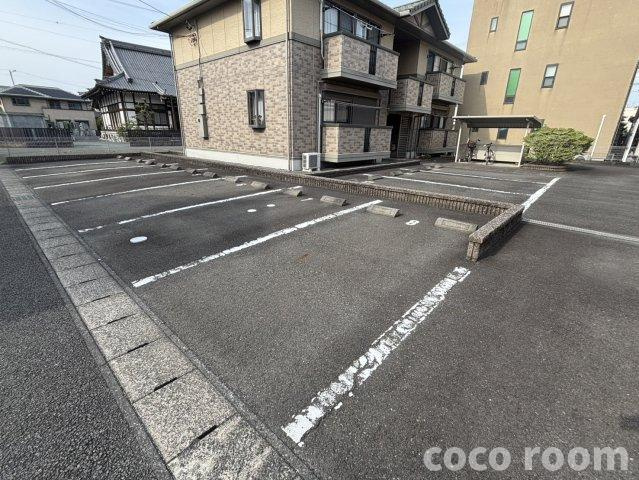 クレイドル青木Bの駐車場