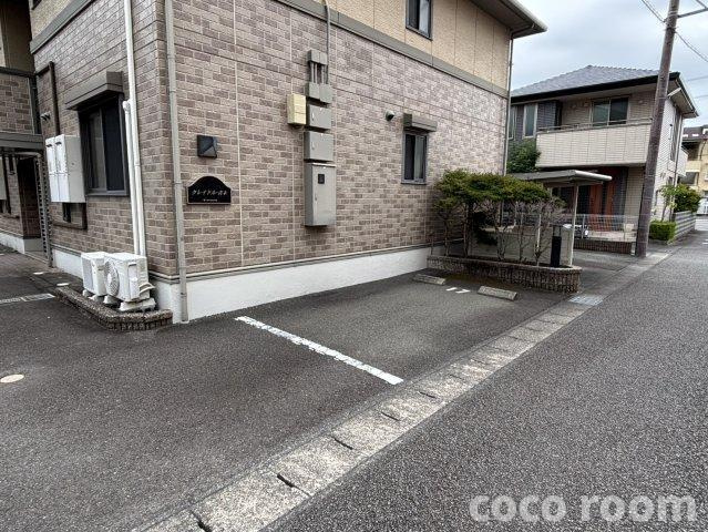 クレイドル青木Bの駐車場
