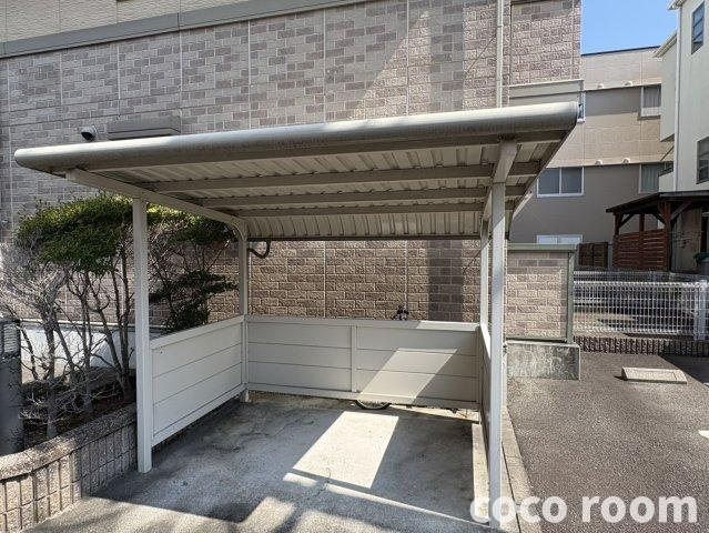 クレイドル青木Bの駐車場