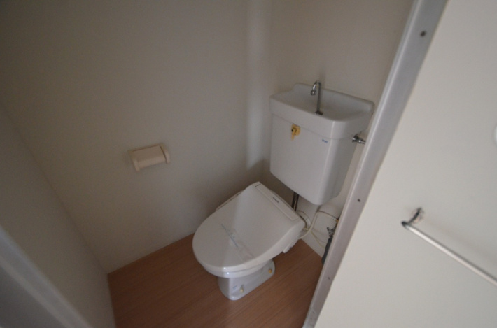 温水洗浄便座付きのトイレです♪