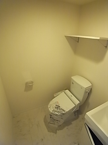 温水洗浄便座付きのトイレです♪