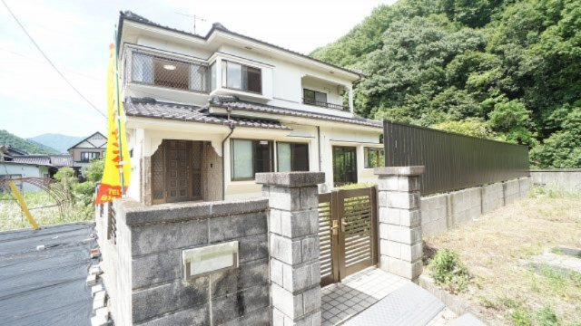 【外観】 | 可部東５丁目　6ＬＤＫ、ＤＫ＋3Ｓ＋大駐車場つき戸建て | ☆令和７年４月リフォーム済み♪
※６ＬＤＫ、ＤＫ＋３Ｓ
車５台～駐車可能♪
５００㎡超の広い敷地、駐車場、お庭つき！
ガーデニング、ドッグランなど多機能の活用ができます♪