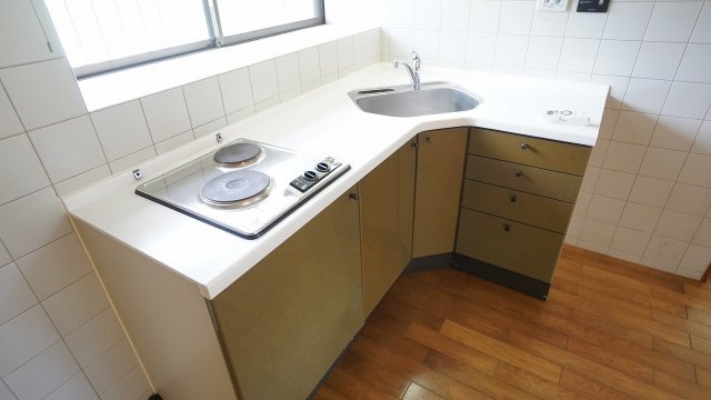 【キッチン】 | 可部東５丁目　6ＬＤＫ、ＤＫ＋3Ｓ＋大駐車場つき戸建て | ☆12.25帖ＬＤＫのキッチンに電熱調理器つき♪
