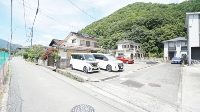 【外観】 | 可部東５丁目　6ＬＤＫ、ＤＫ＋3Ｓ＋大駐車場つき戸建て | ☆令和７年４月リフォーム済み♪
※６ＬＤＫ、ＤＫ＋３Ｓ
車５台～駐車可能♪
５００㎡超の広い敷地、駐車場、お庭つき！
ガーデニング、ドッグランなど多機能の活用ができます♪