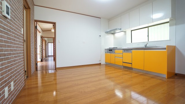 【キッチン】 | 可部東５丁目　6ＬＤＫ、ＤＫ＋3Ｓ＋大駐車場つき戸建て | ☆８帖ＤＫ（ダイニングキッチン）
３口ガスコンロ、食洗器つき♪
※お家にキッチンが２か所あります。